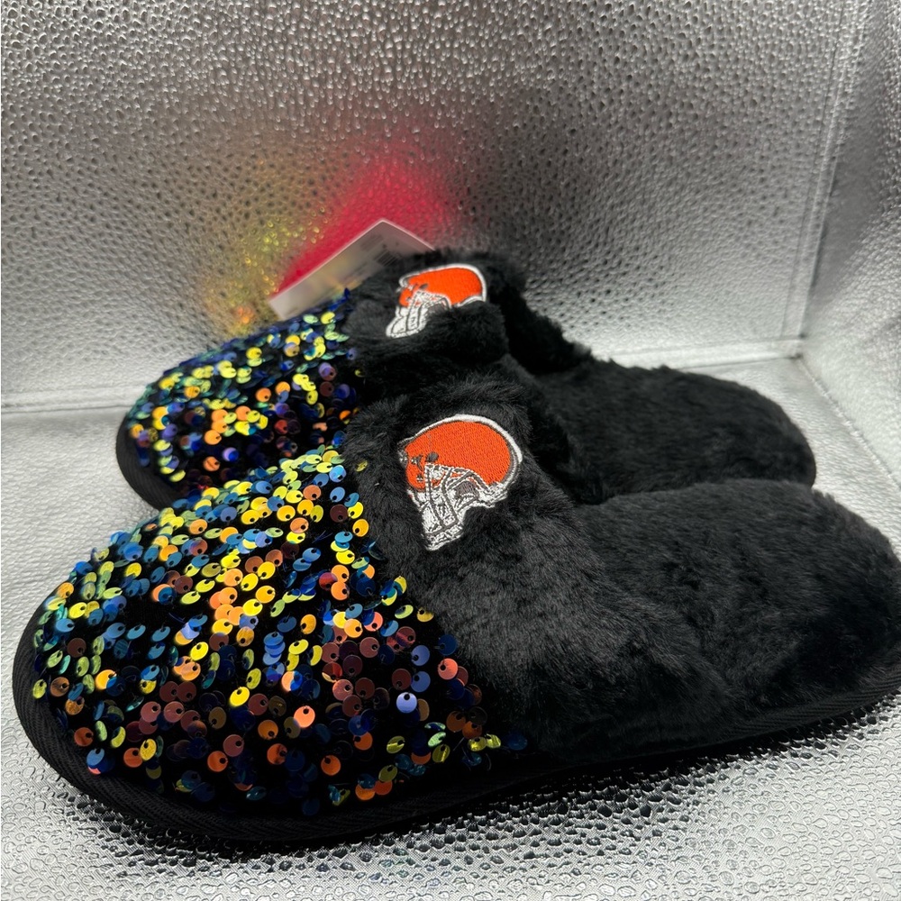 Cleveland Browns Women’s Sequined House Slippers by NFL and FOCO Size Large NWT